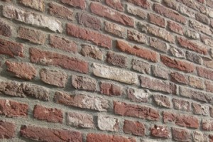 Historische bouwmaterialen in hedendaagse tuinen