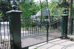 Sierhekwerk op de grens met de buren