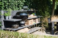 Buitenkeuken van 312 cm breed en 130 cm hoog in de kleur antraciet