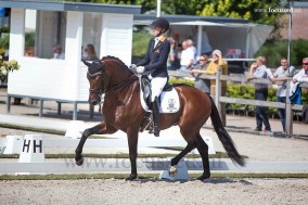 Kirsten Brouwer winns with Ghandi 74,3% Indoor Oosteind